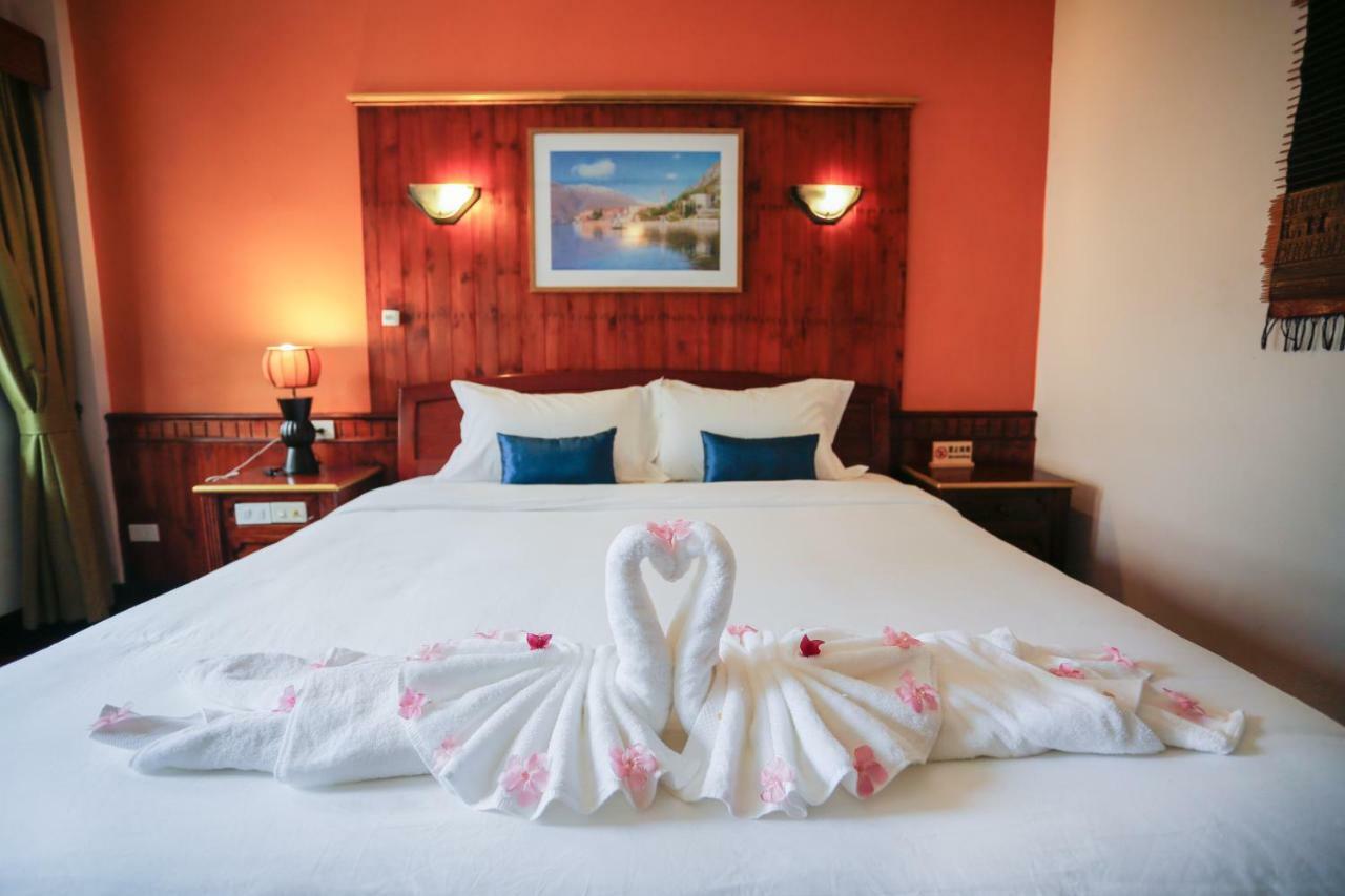 E-Outfitting Vang Thong Hotel Luang Prabang Exterior photo